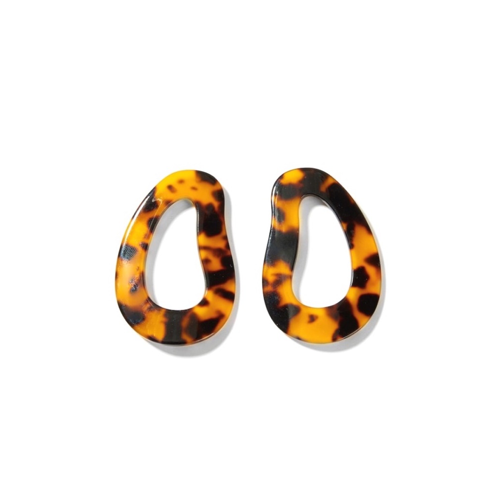 NWT Tortoise Pattern Pod Shaped Hoop Stud Earrings